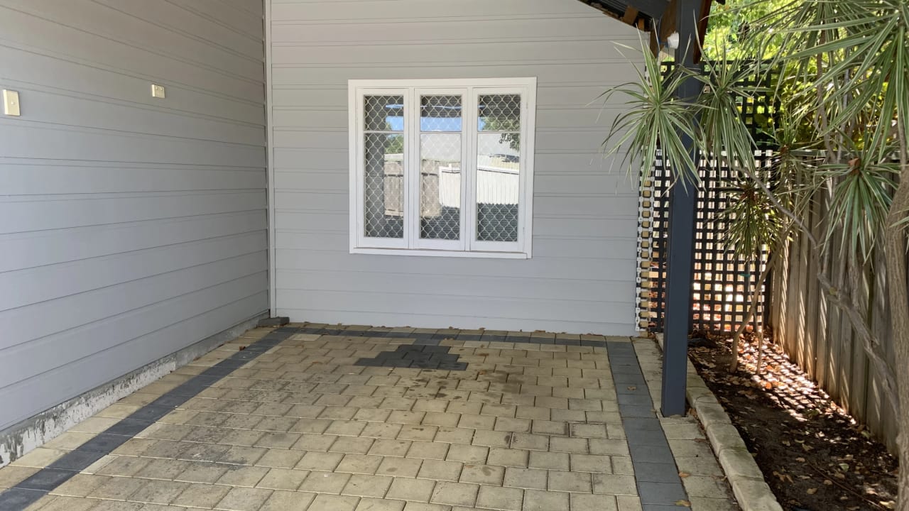 Whole property with 1 room for rent