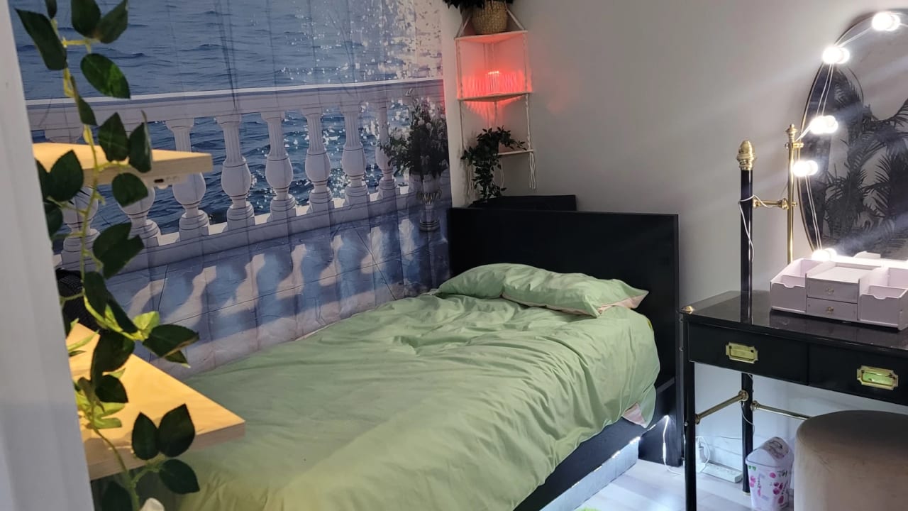Furnished room in a flatshare