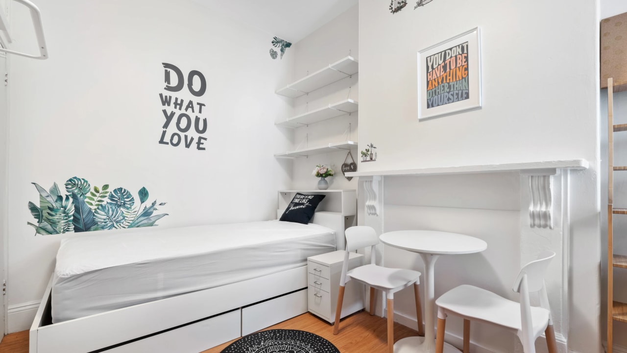 Furnished room in a flatshare