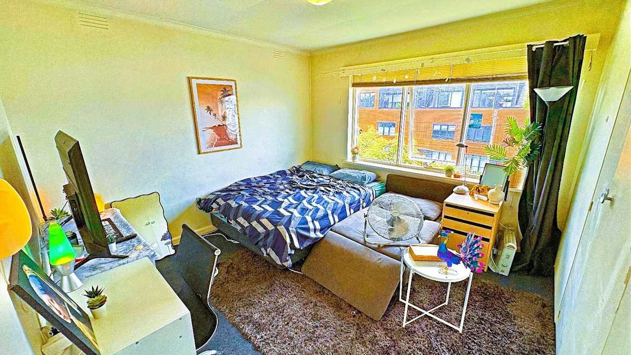 Furnished room in a flatshare