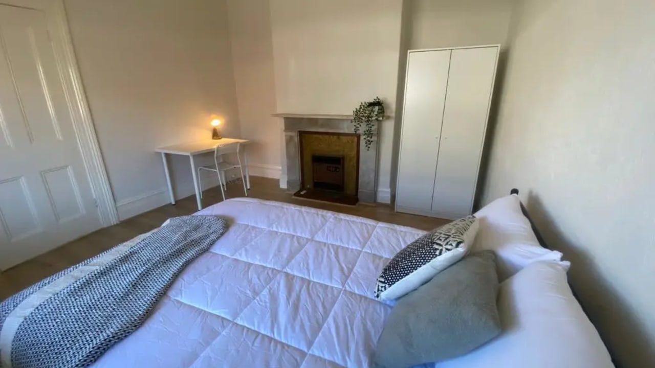 Furnished room in a share house
