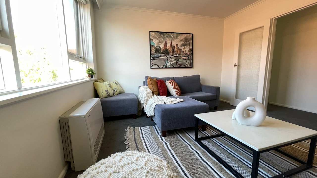 Furnished room in a flatshare