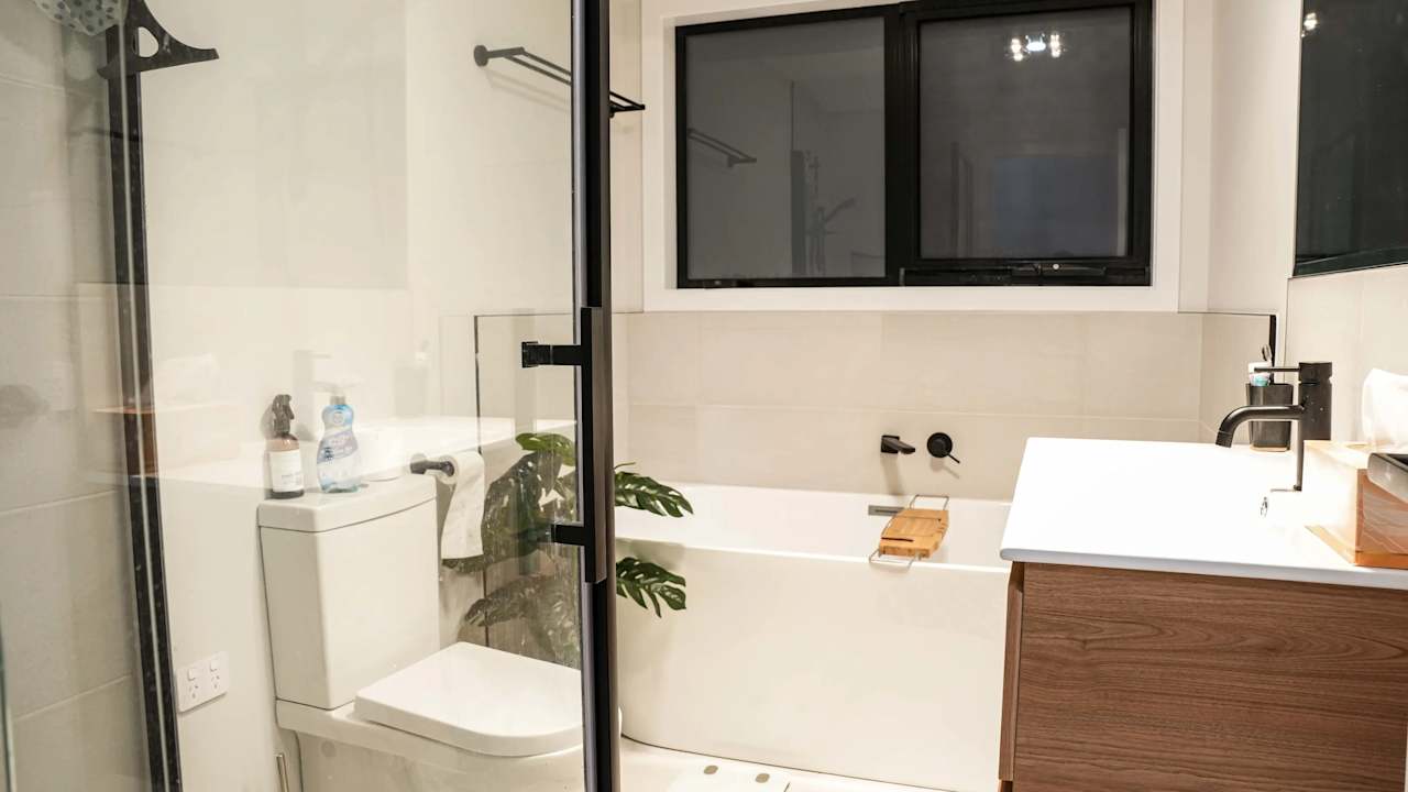 Furnished room with ensuite in a flatshare