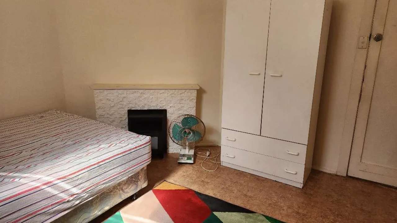 Room in a share house