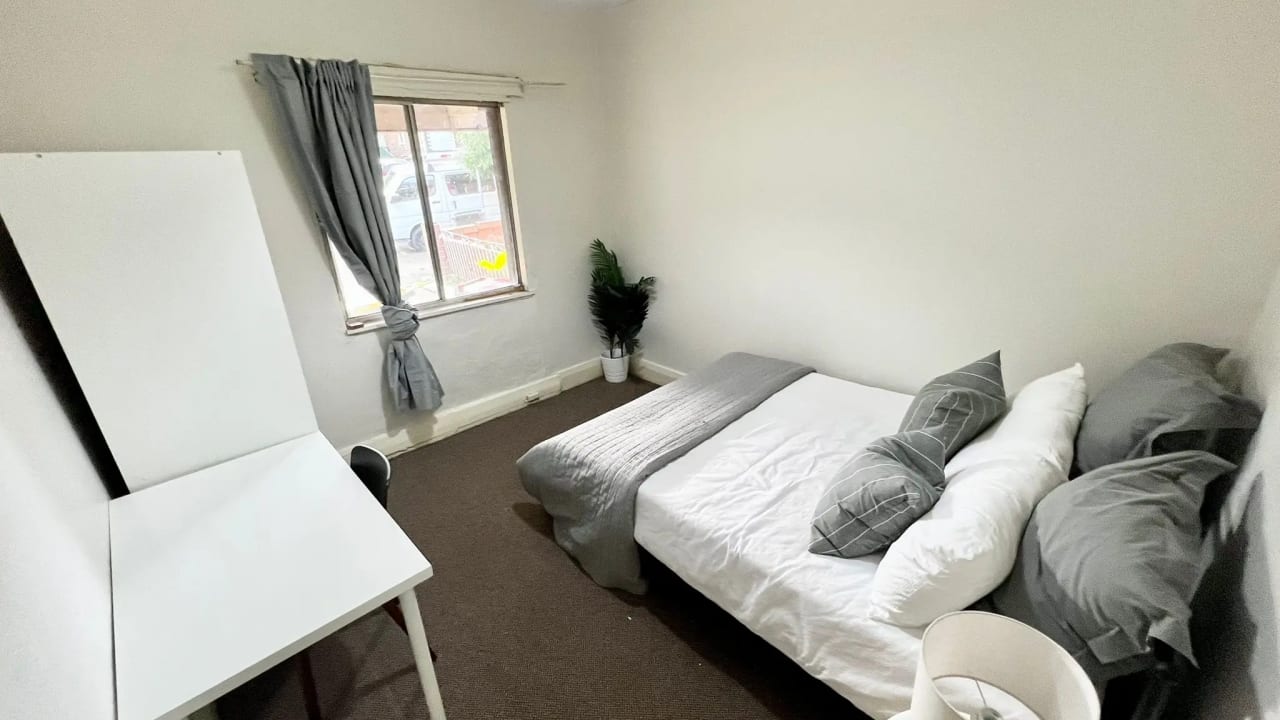 Room in a share house