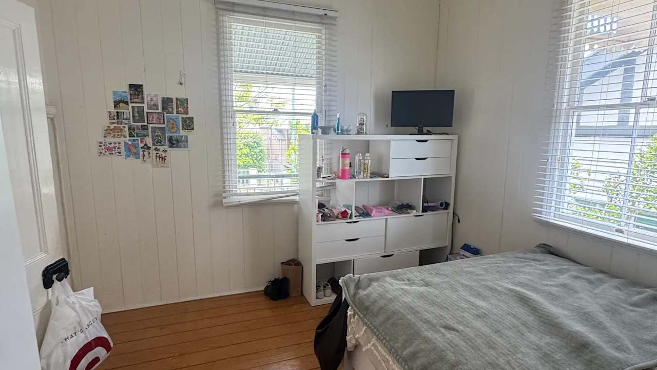 Room in a share house