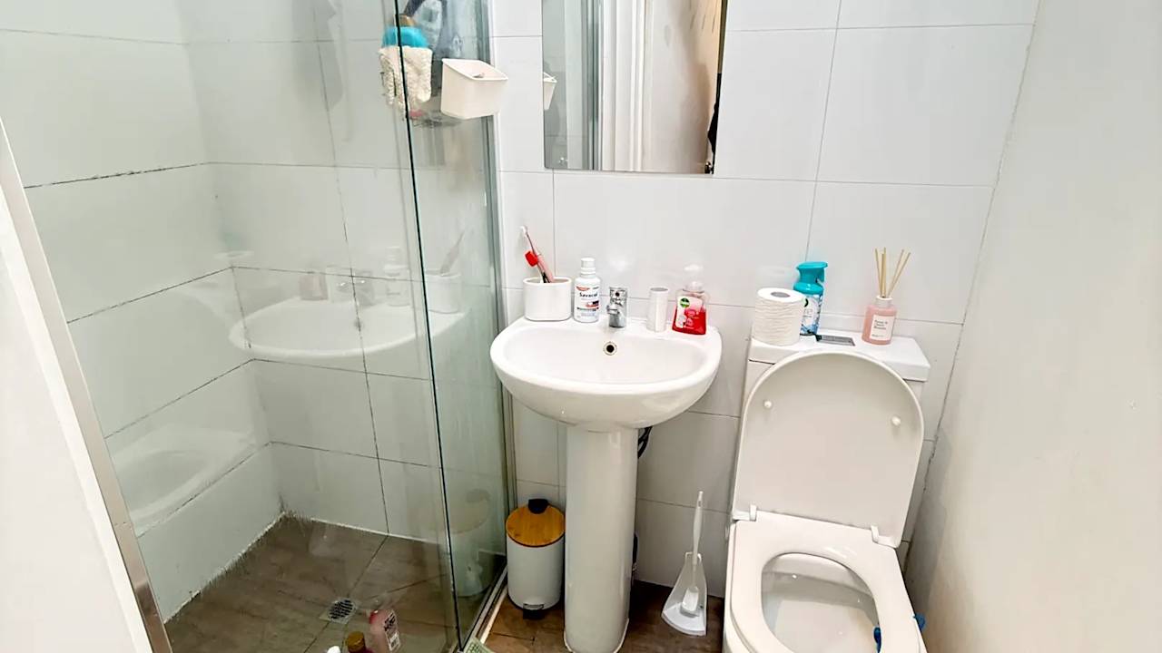 Furnished room in a share house