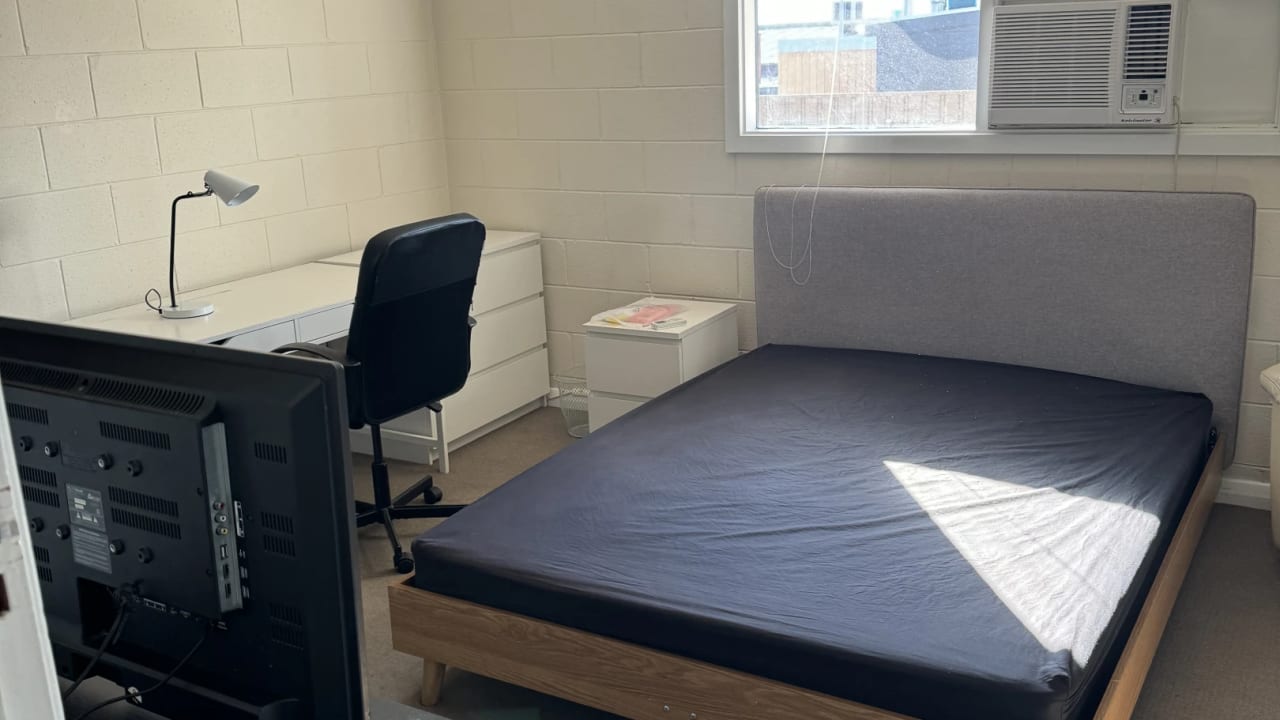 Furnished room in a flatshare