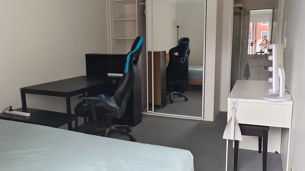 Furnished room with ensuite in a flatshare