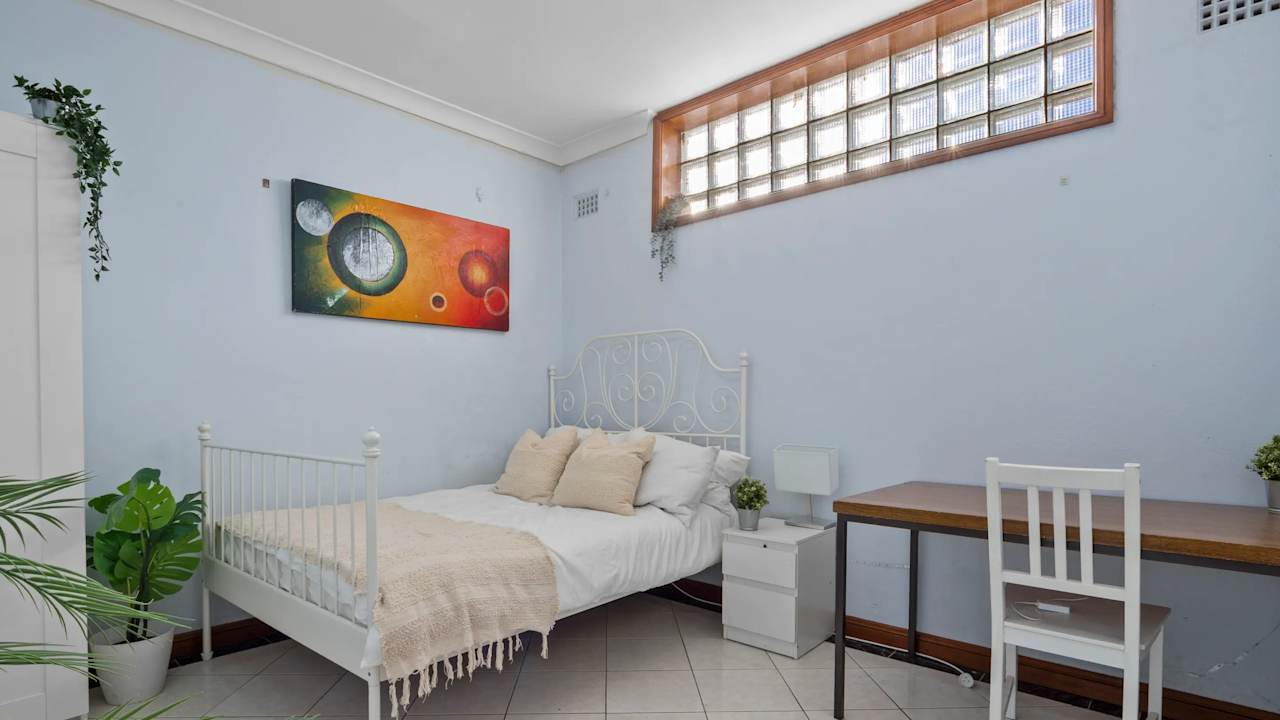 Furnished room in a flatshare