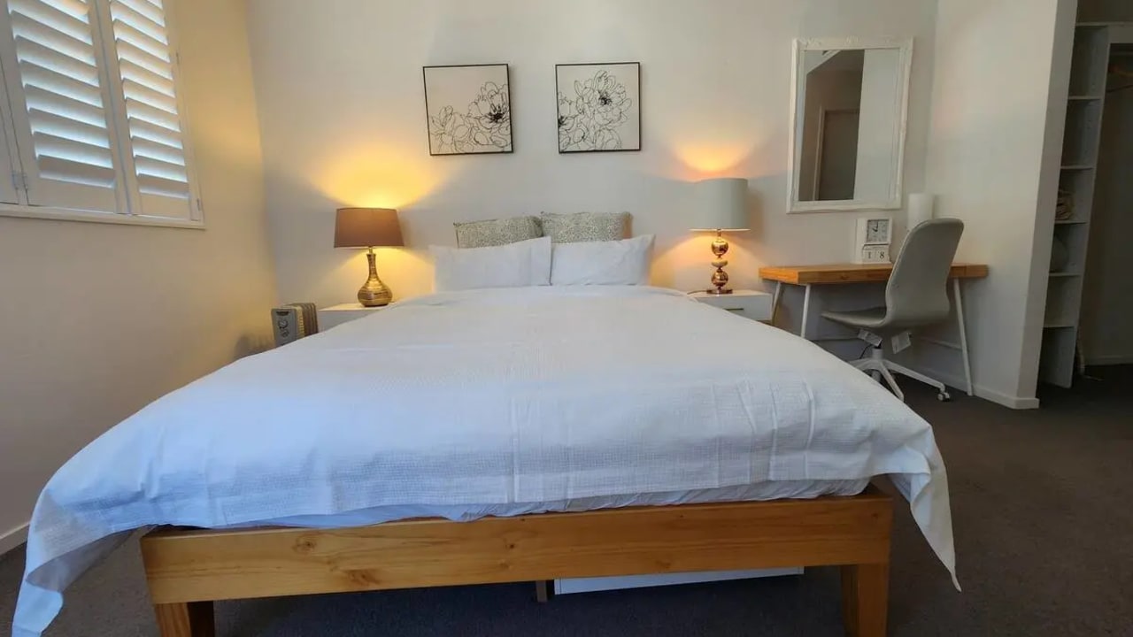 Furnished room with ensuite in a flatshare