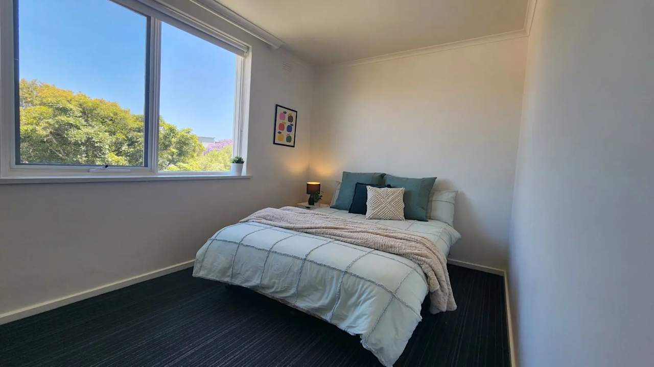 Furnished room in a flatshare