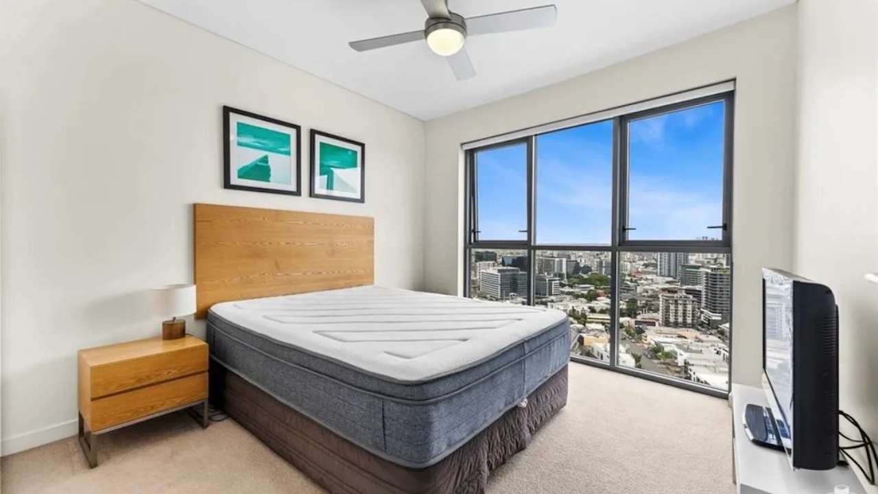 Furnished room with ensuite in a flatshare