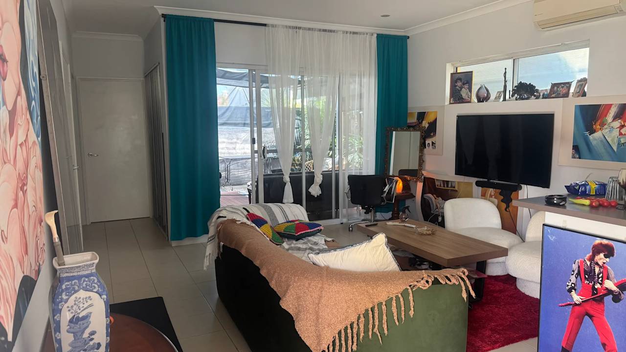 Room in a share house