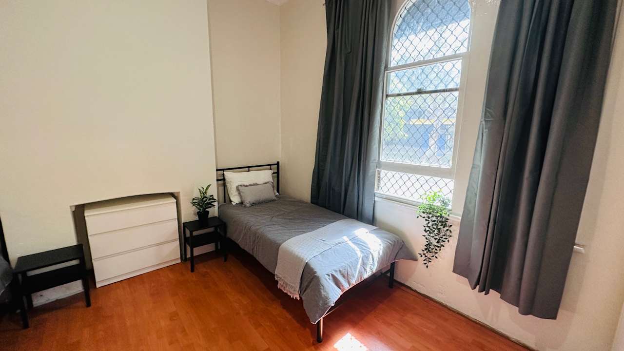 Furnished room in a flatshare