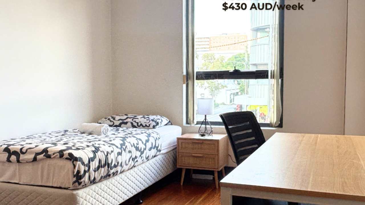 Furnished room in a flatshare