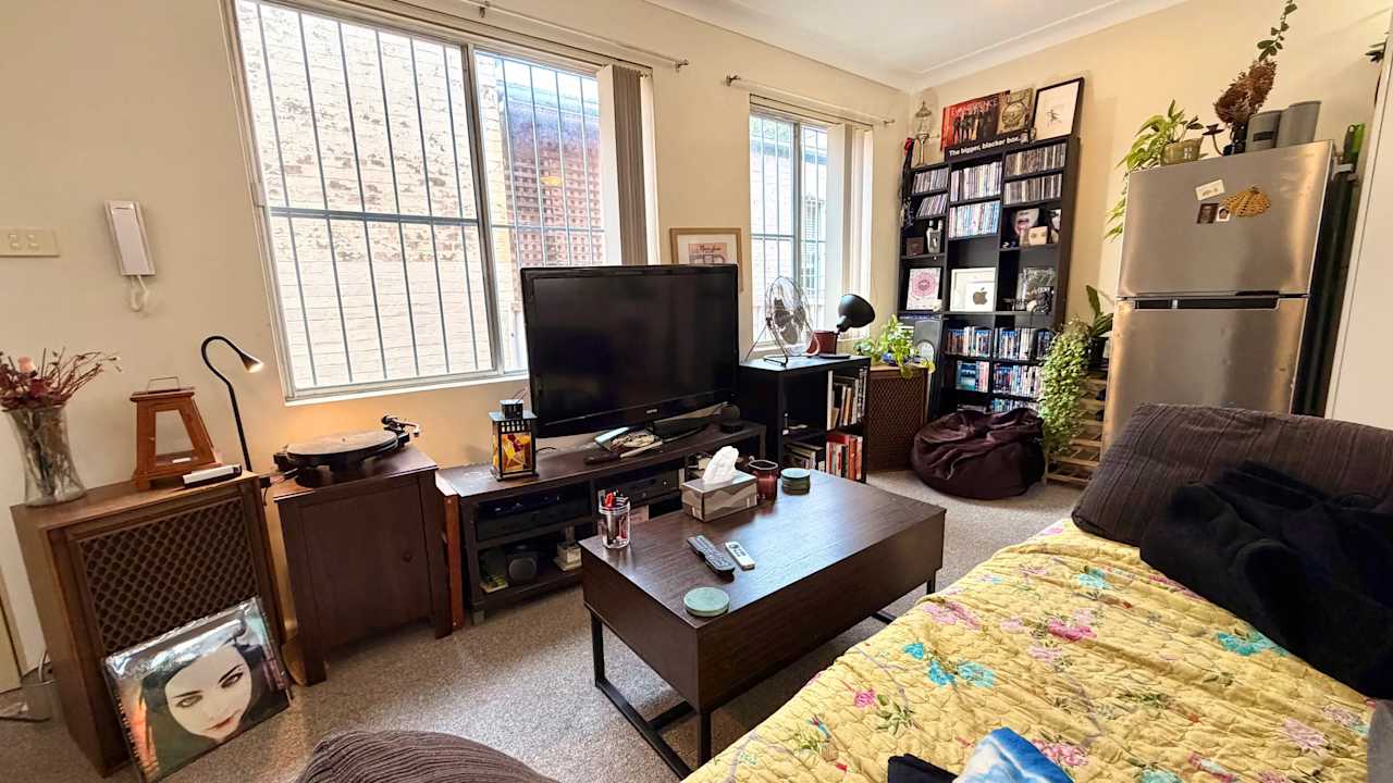 Unfurnished room in a flatshare