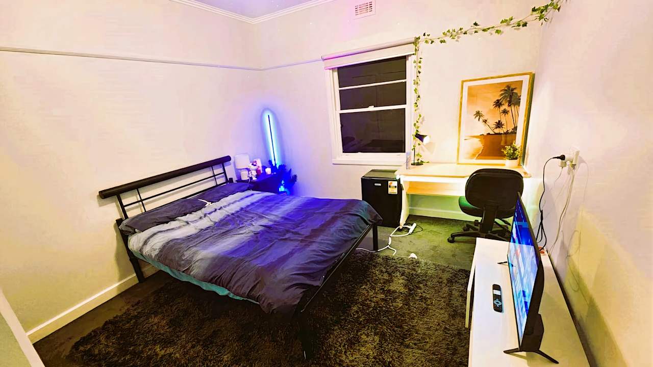 Furnished room in a flatshare