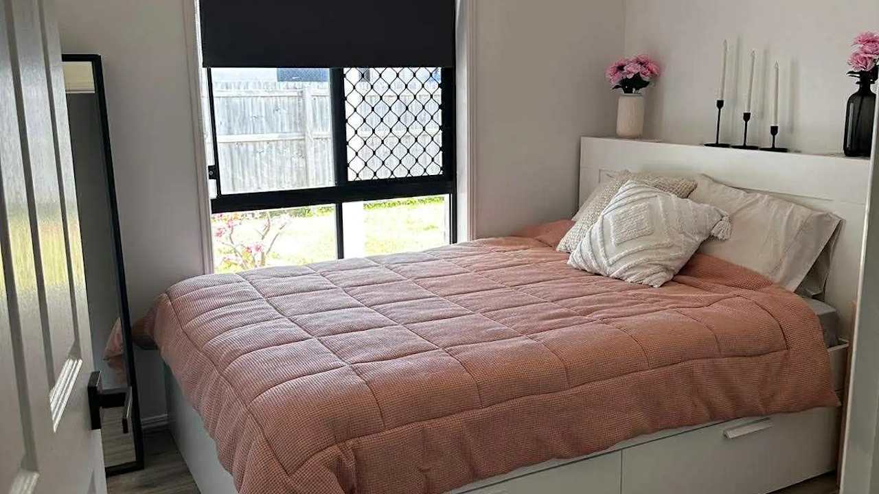 Room in a share house