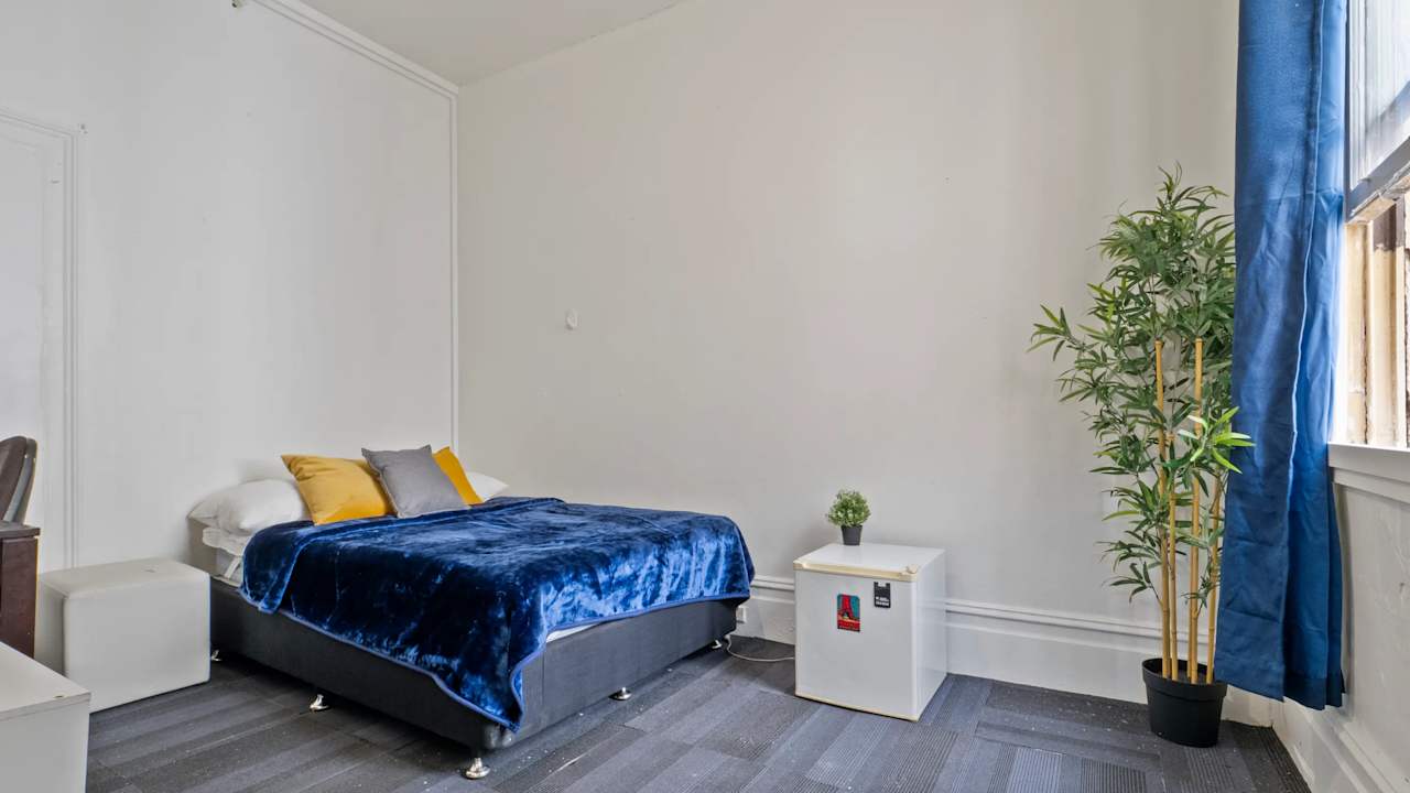 Furnished room in a flatshare