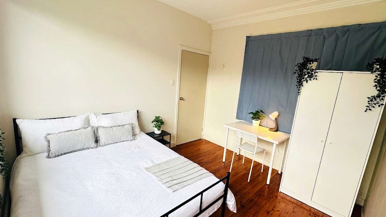 Furnished room with ensuite in a flatshare