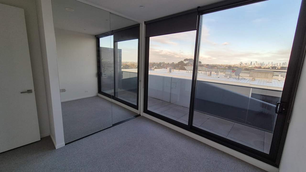 Unfurnished room with own bathroom