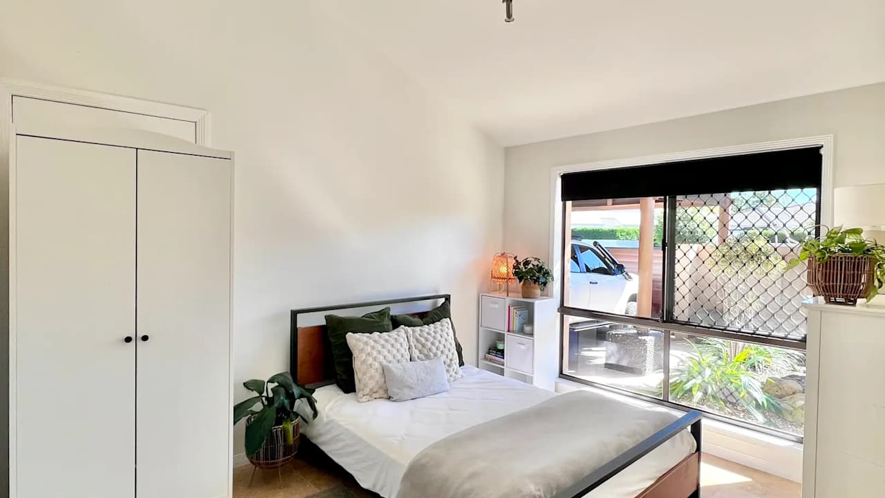 Furnished room in a share house
