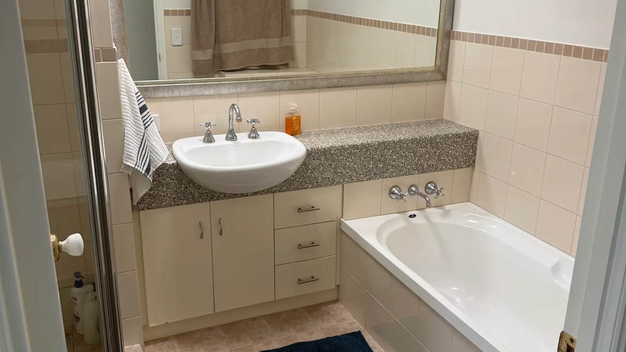 Furnished room in a share house