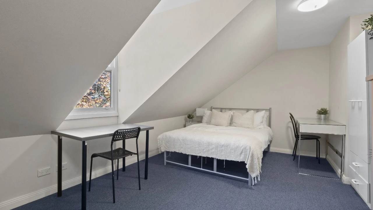 Furnished room in a flatshare