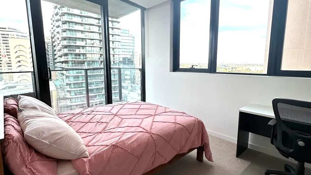 Furnished room with ensuite in a flatshare