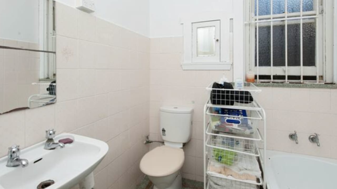 Unfurnished room in a flatshare