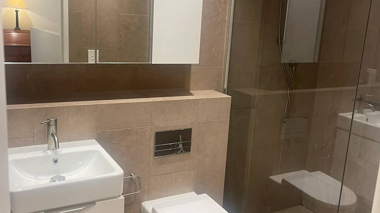 Furnished room with ensuite in a flatshare