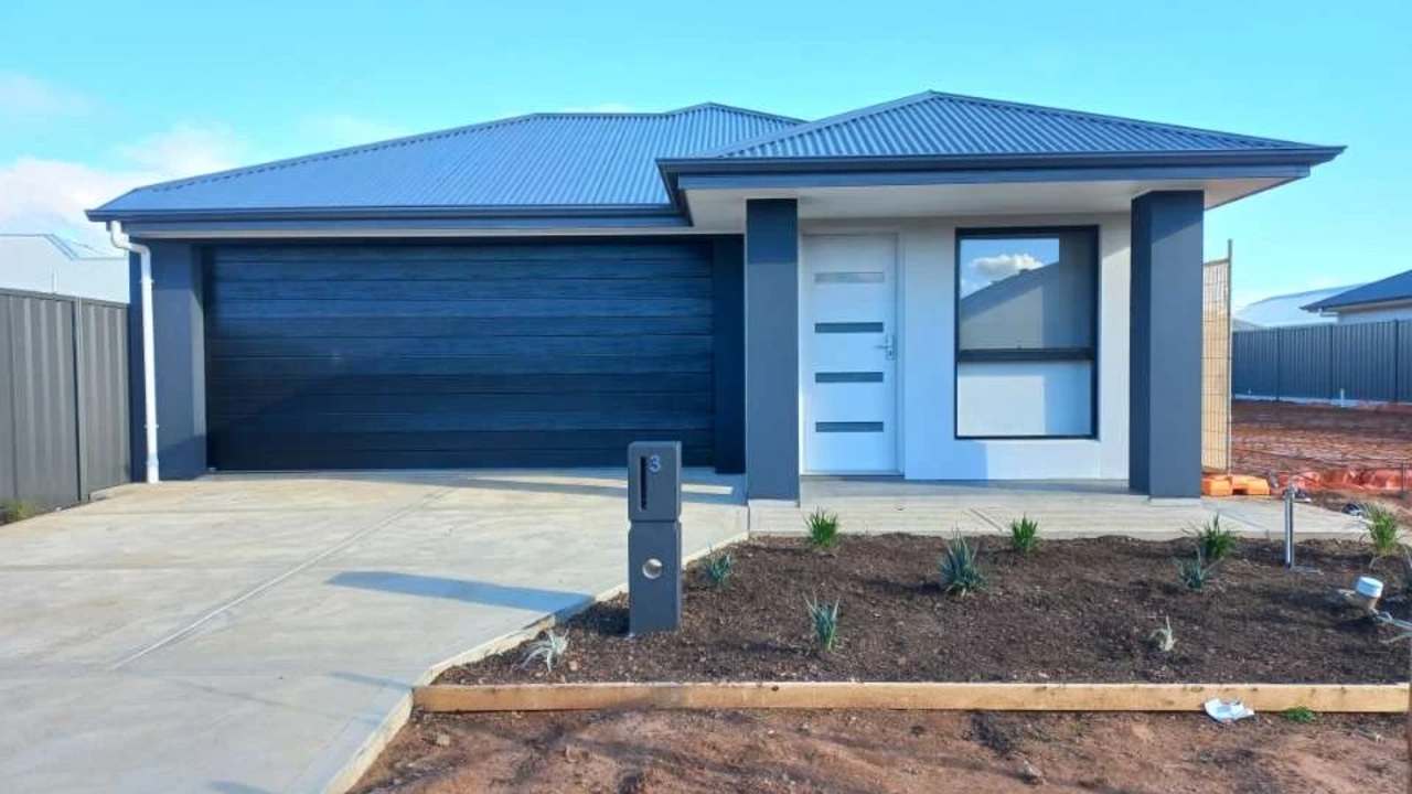 Unfurnished room with own bathroom