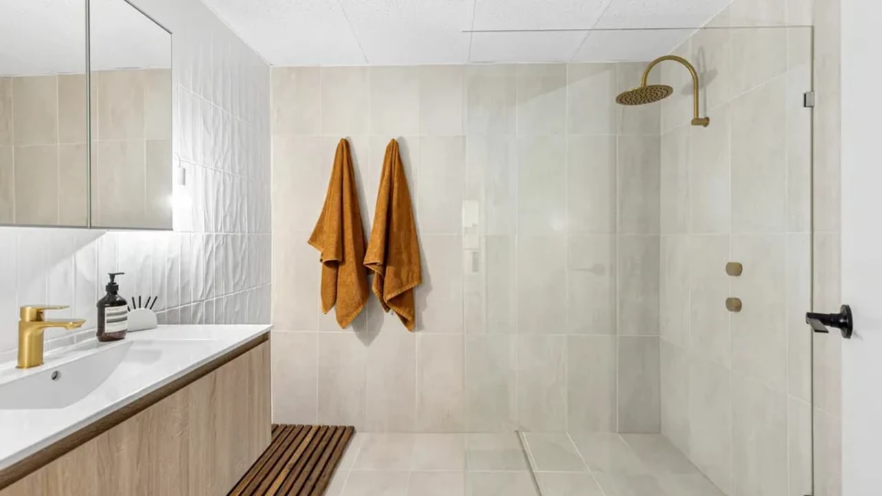 Furnished room with own bathroom