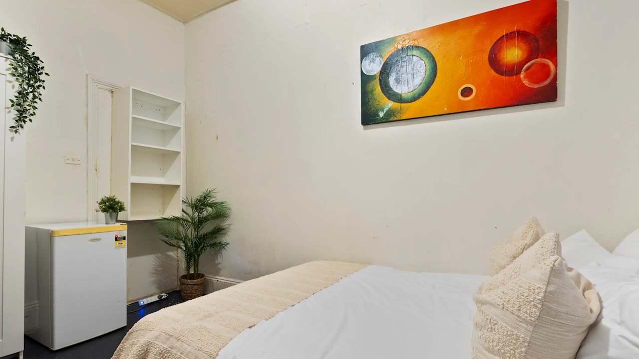 Furnished room in a flatshare