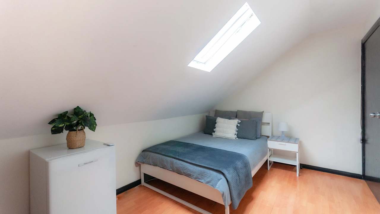 Furnished room in a share house