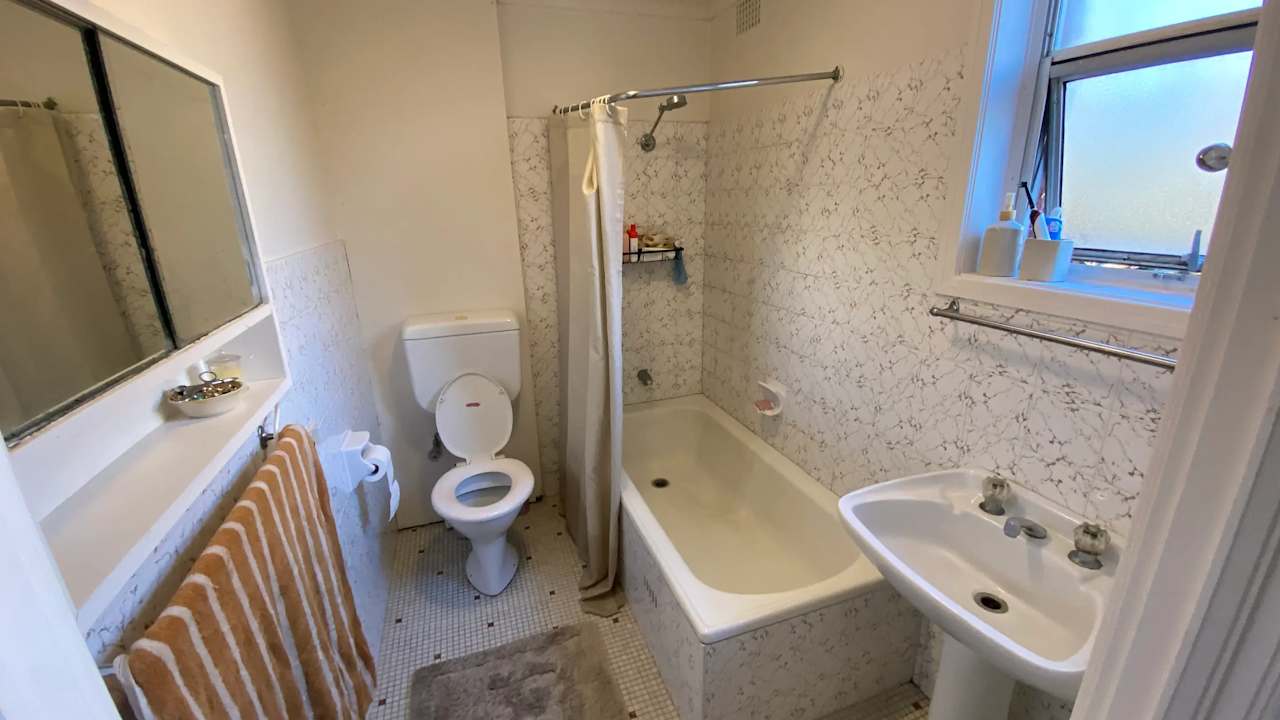 Furnished room with ensuite in a flatshare