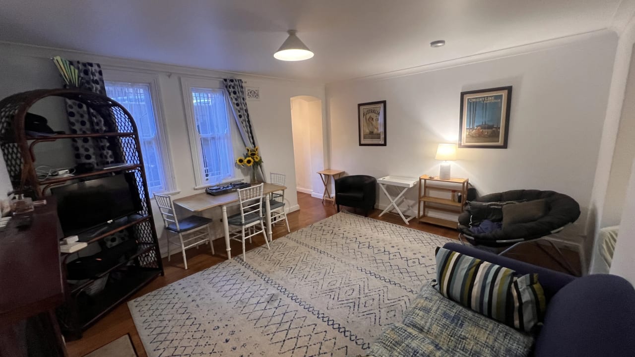 Furnished room in a flatshare