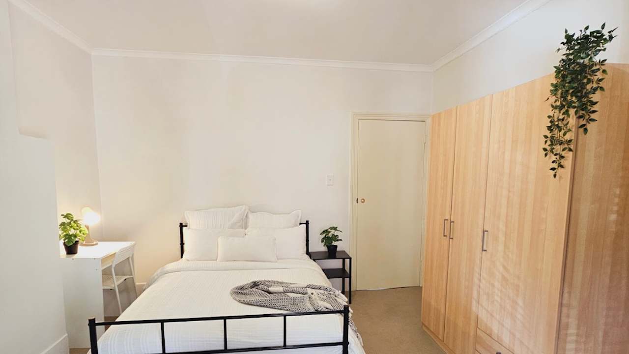 Furnished room in a flatshare