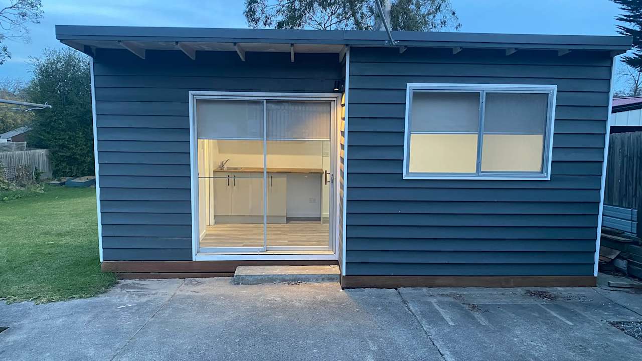 Unfurnished room studio flat for rent