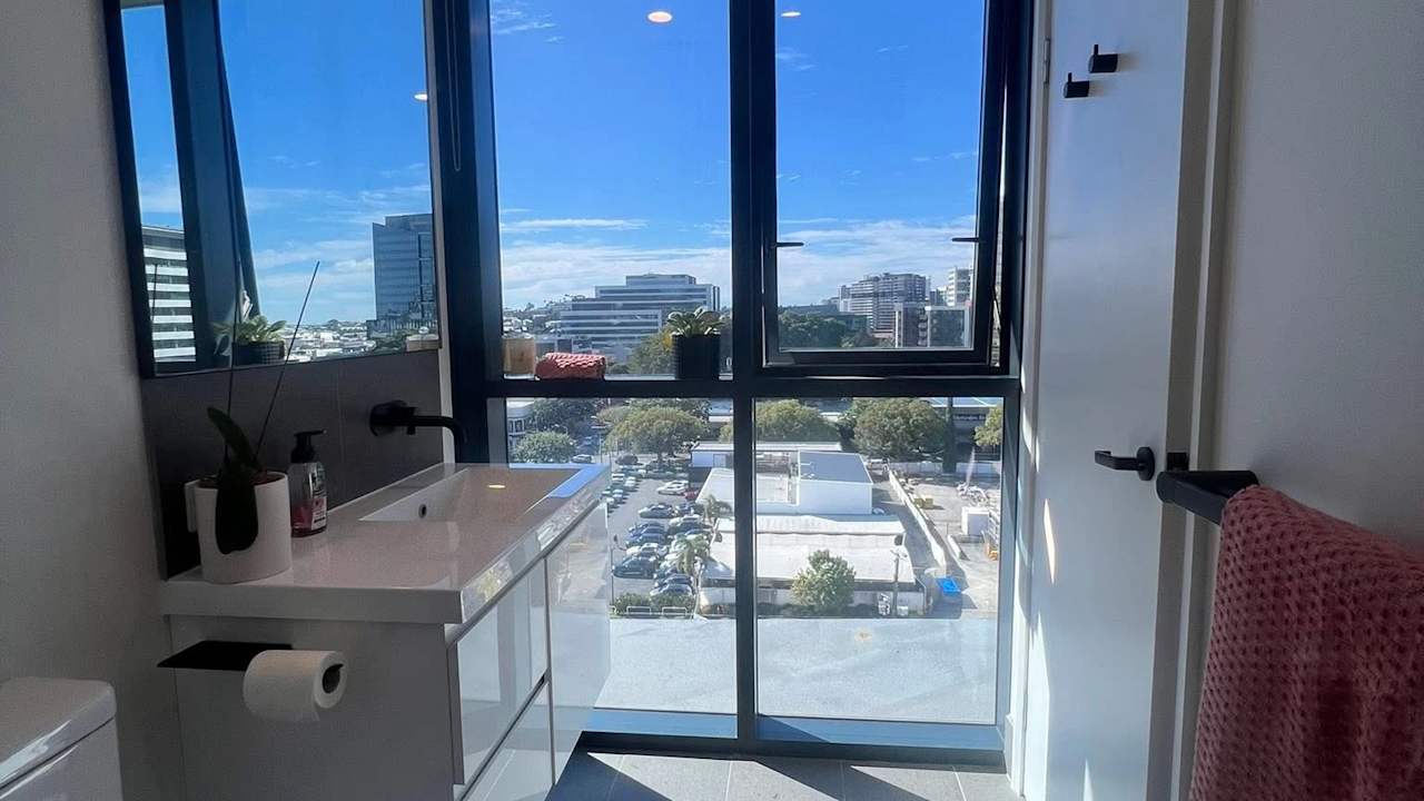 Furnished room with ensuite in a flatshare