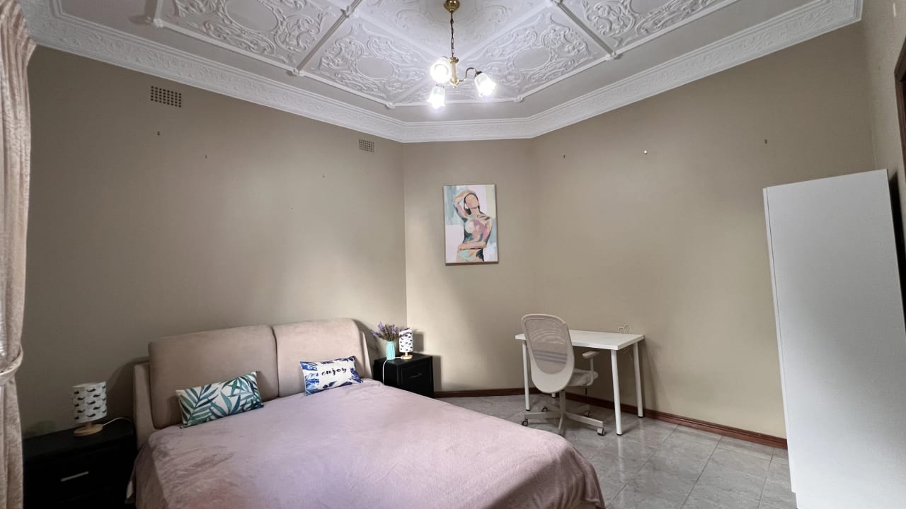 Furnished room in a flatshare
