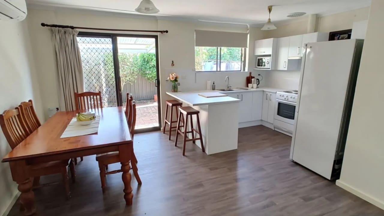 Furnished room in a flatshare