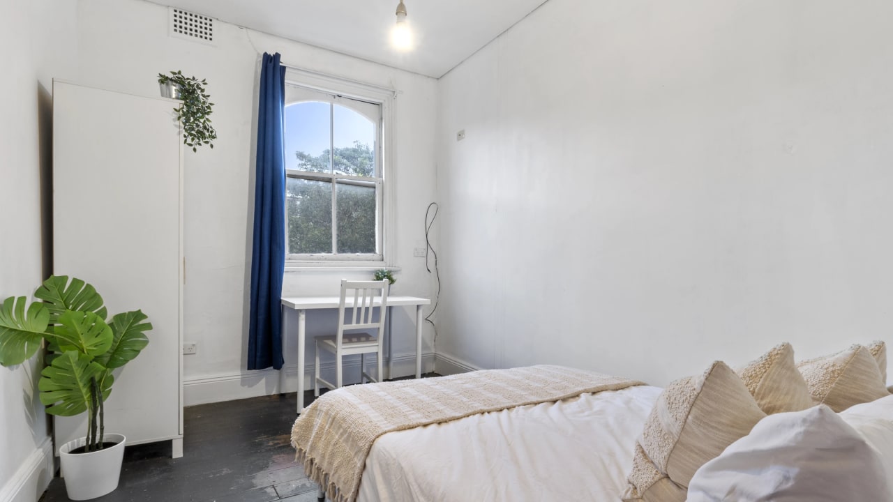 Furnished room in a flatshare