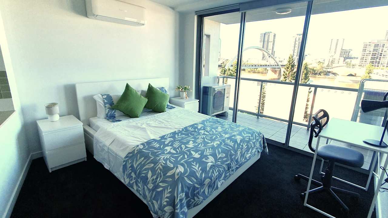 Furnished room with ensuite in a flatshare