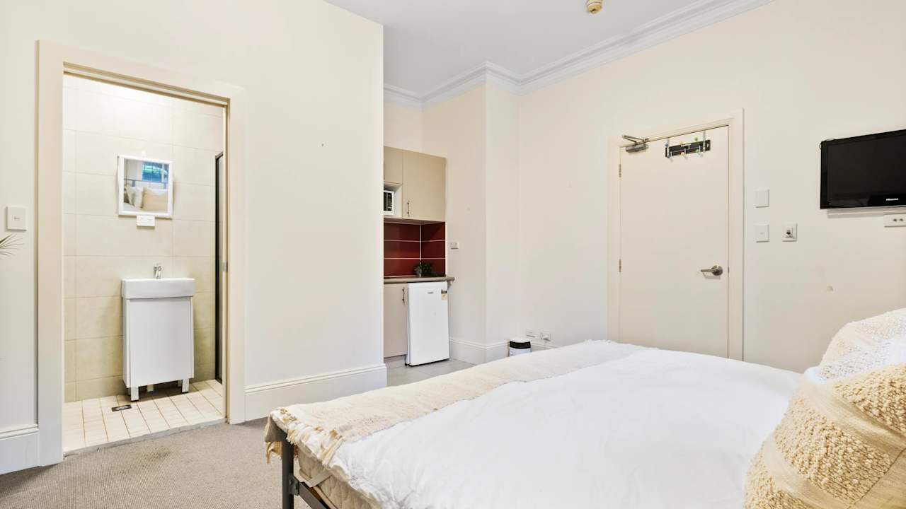 Furnished room in a flatshare