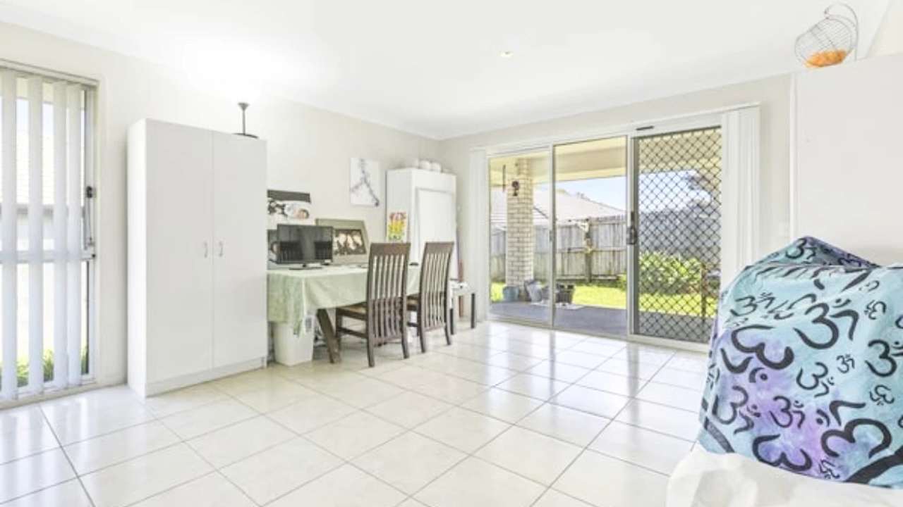 Room in a share house