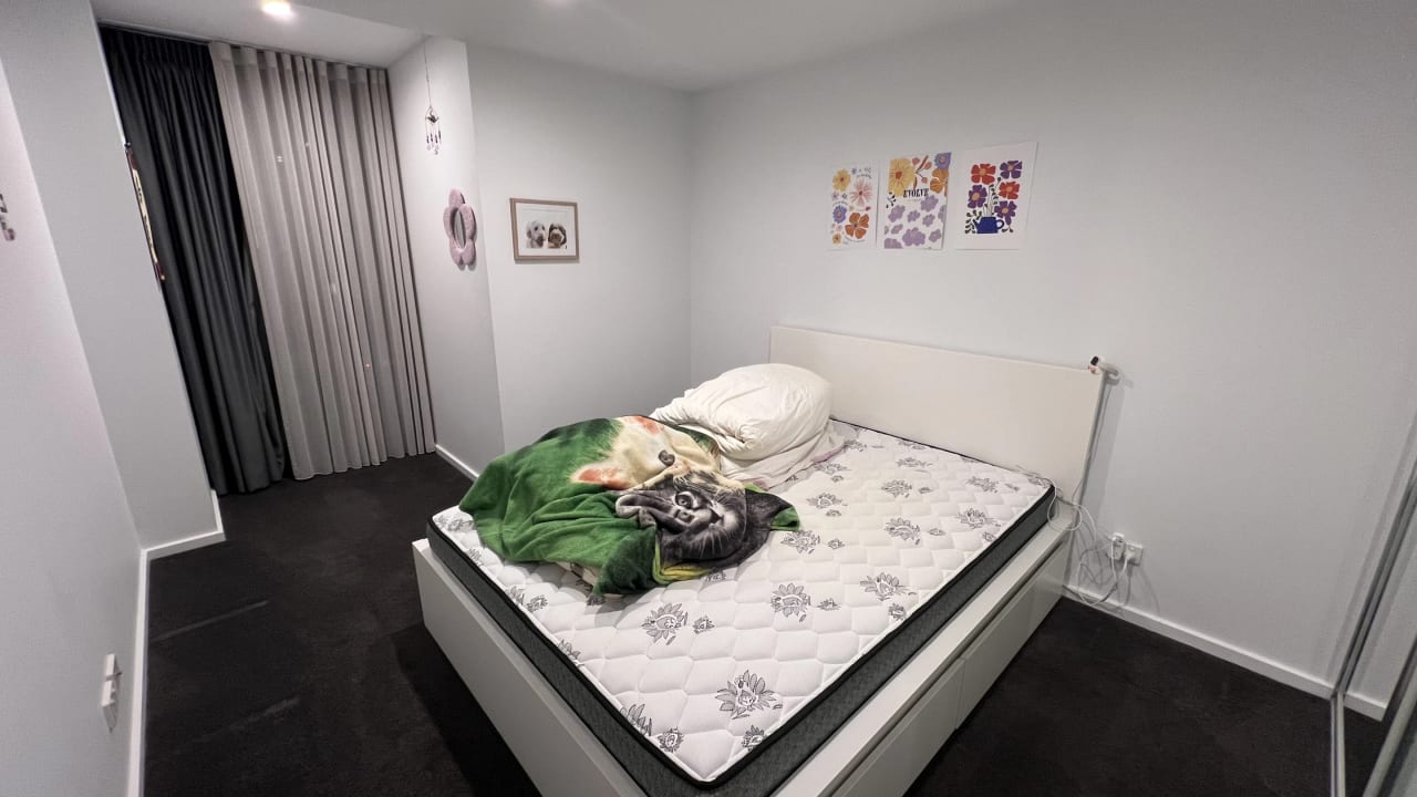 Unfurnished room in a flatshare