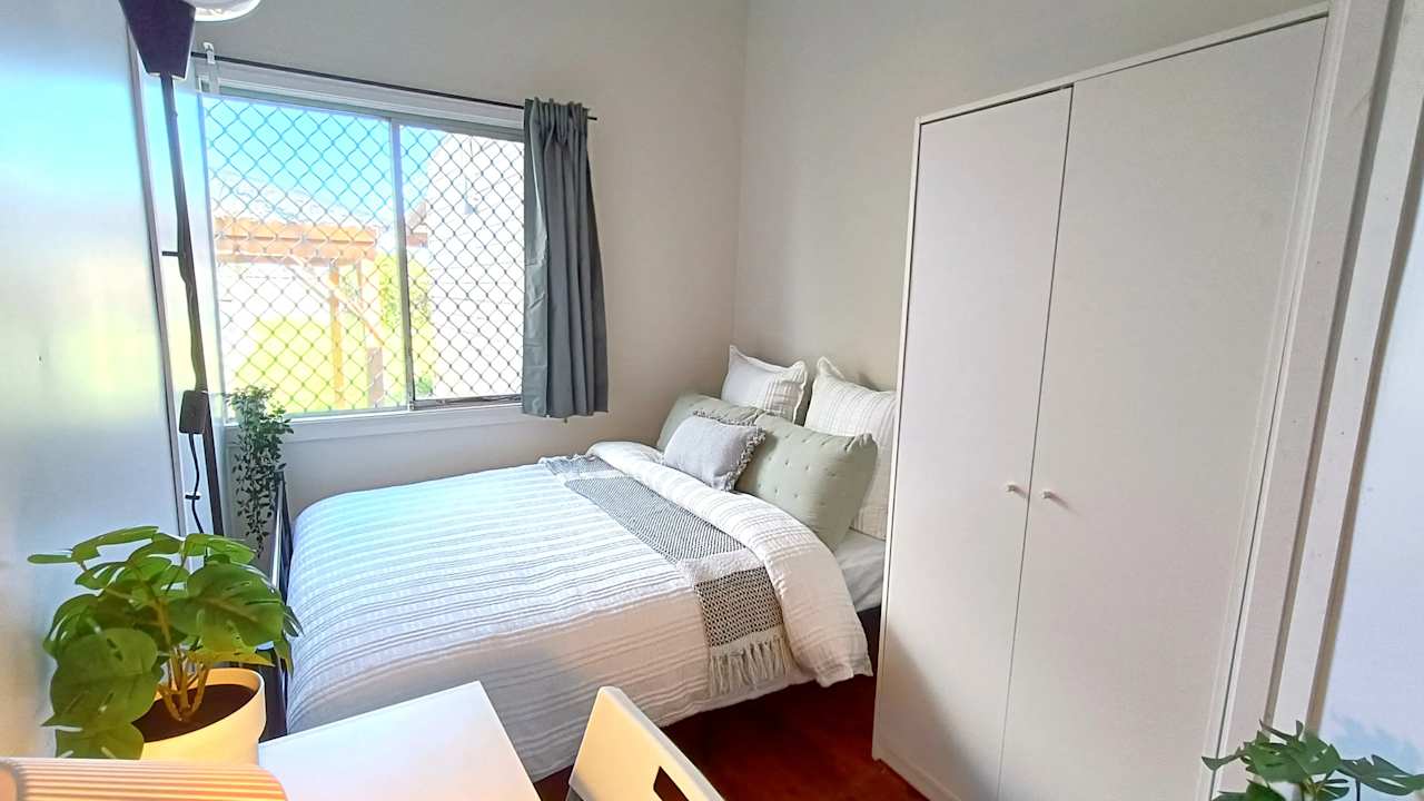 Furnished room in a flatshare