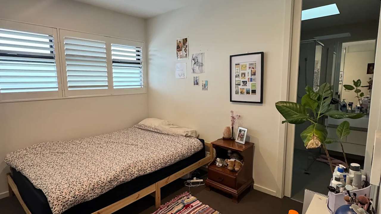 Unfurnished room with ensuite in a flatshare